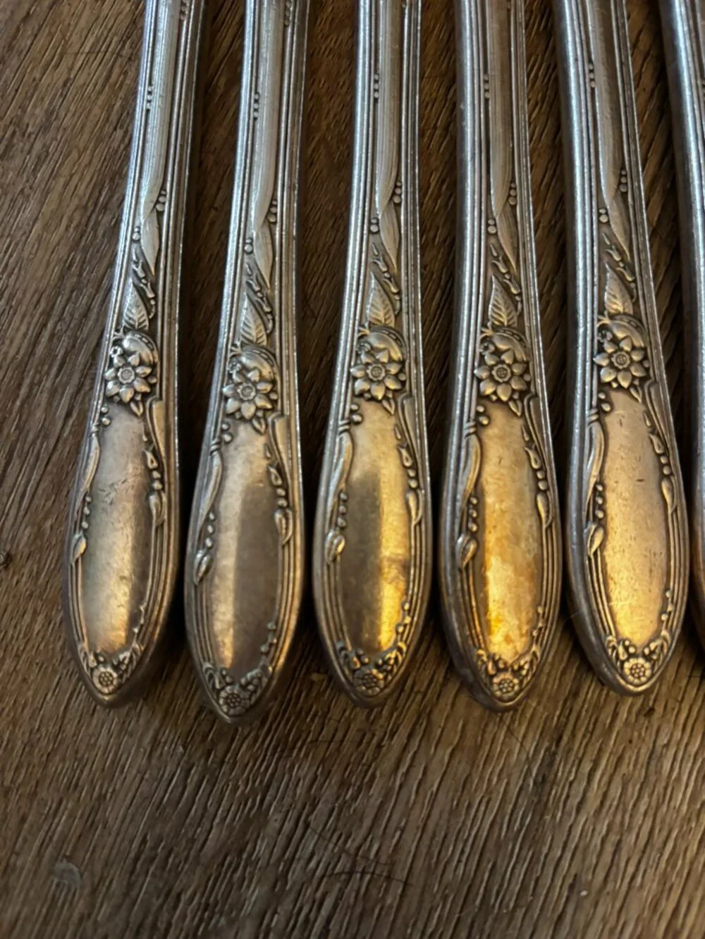 Lot 60 pieces Oneida Heirloom Silver Plate Chateau silverware flatware